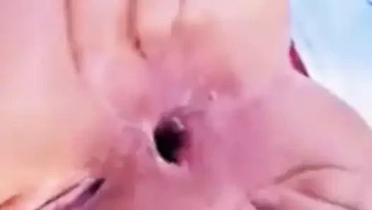 Mağazada dolaşan kalın Latin