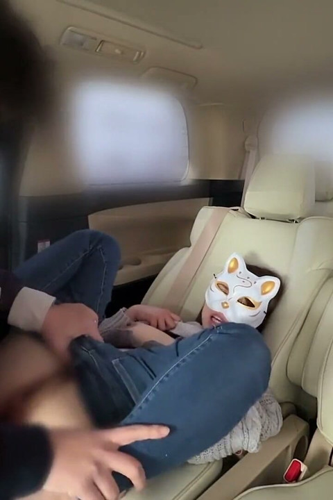İşe gitmeden önce ikisi arasında araba seks ilişkisi oluyor