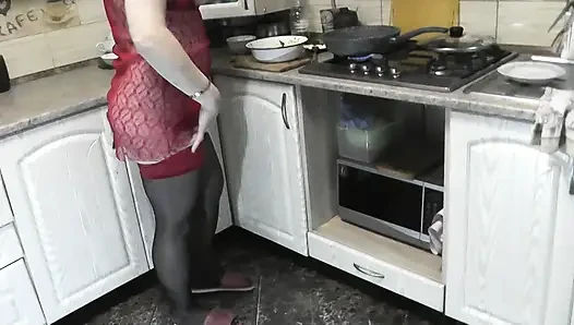 Ev yapımı porno videosu. Mutfakta striptiz gösterisi. Seks solo olgun orta yaşlı seksi kadın göt büyük doğal memeler kıllı amcık tıraşlı. Fetiş çoraplı