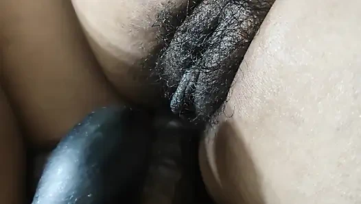 Yaraklı amcık üzerinde vibratörle romantizm