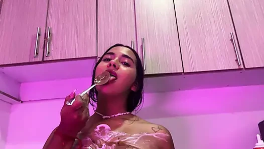 Lezzetli yarağından tüm krem şanti ve çikolatayı yiyorum