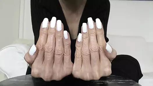 Güzel eller - beyaz uzun tırnaklar