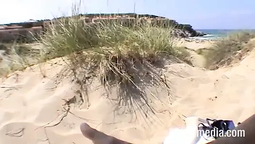 Rasierte Fotze am Strand geleckt