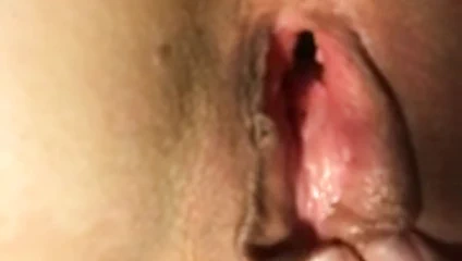 ...rutscht allein in Fotze