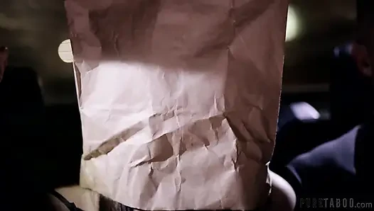 Saf tabu Emily Willis iki dominant delikanlıya tamamen boyun eğiyor