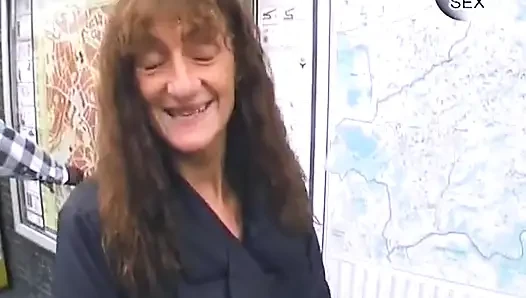 Çoraplı hatun ıslak amcığıyla oynuyor