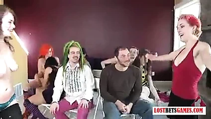 Yedi kız ve üç erkekle müzikal sandalyeleri soyun