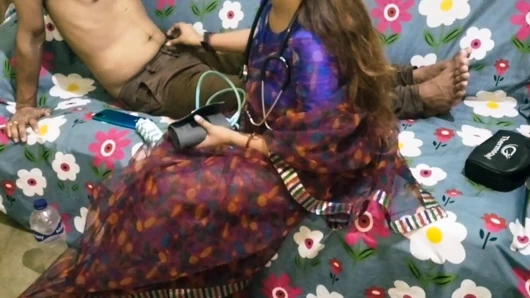 Genç seksi doktor evi aradı ve yarağı kontrol ettirdi ve madamı siktirdi