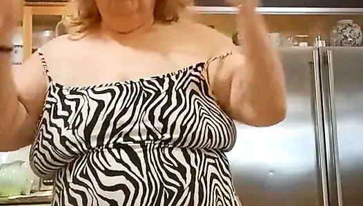 Akşam yemeği için domuz pirsingi pişiriyorum ve pişirirken teşhir ediyorum