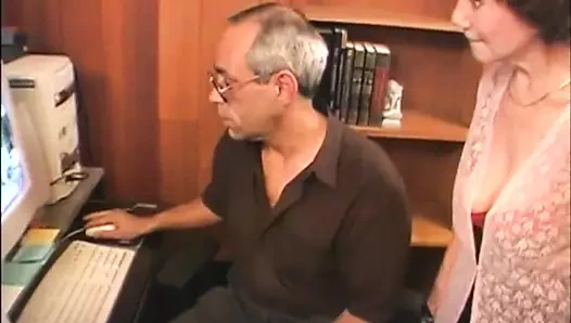 İki azgın nine siyah horoz seviyorum!