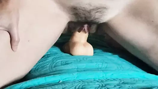 Anita Coxhard oturuyor ve en sevdiği dildosunu sikiyor