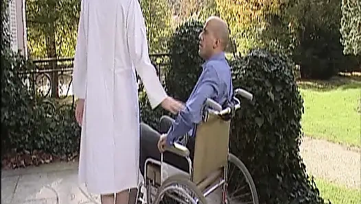 Büyük götlü sarışın Alman ateşli anne kalın yarağa biniyor