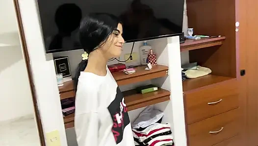 Azgın üvey kız kardeşim telefonumda oynadığımı görüyor ve beni sikebilmesi için azdırmaya karar ediyor.