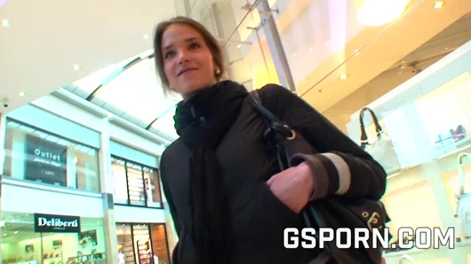 Sıcak esmer ile alışveriş merkezi banyoda gerçek üçlü