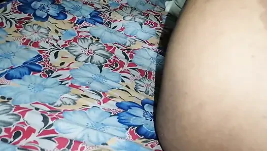 Hintli komşu üvey kız pantolonunu yırtıyor ve sert amcığını siktiriyor