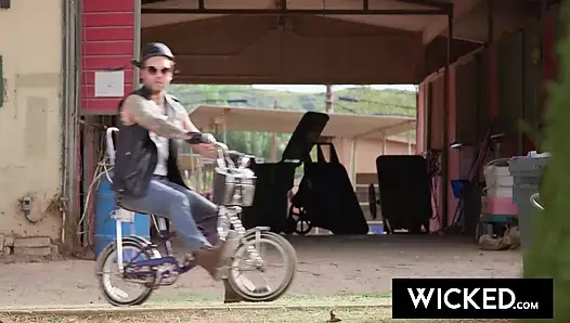 Wicked - büyük memeli octavia red motorcu adamla gırtlağına kadar alıyor ve domaltıyor
