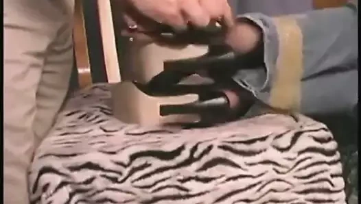 Sarah gıdıklama işkence