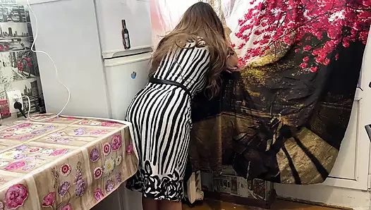 Milf dizlerinin üzerine çöktü ve anal seks için büyük kıçını göstermek için eteğini kaldırdı