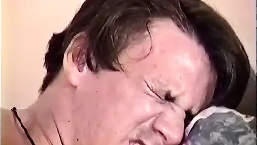 Adam odasında onu deldikten sonra masum hatunun yumuşak kedi üzerinde jizzes