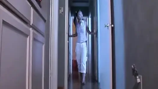 Olgun esmer orta yaşlı seksi kadın tüylü oyuncağına salya akıtarak biniyor