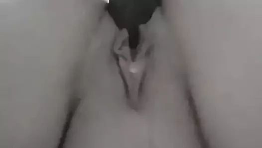 Yakın çekim sıkı amcığımda siyah kıvrımlı yarak