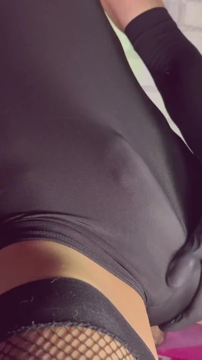Sıkı Tulum Elbise İçindeki Sporcu Femboy Kocaman Sikini Okşuyor, Sıkı Poposuna Şaplak Atıyor, Mastürbasyon Yapıyor ve Boşalıyor | Klip 2