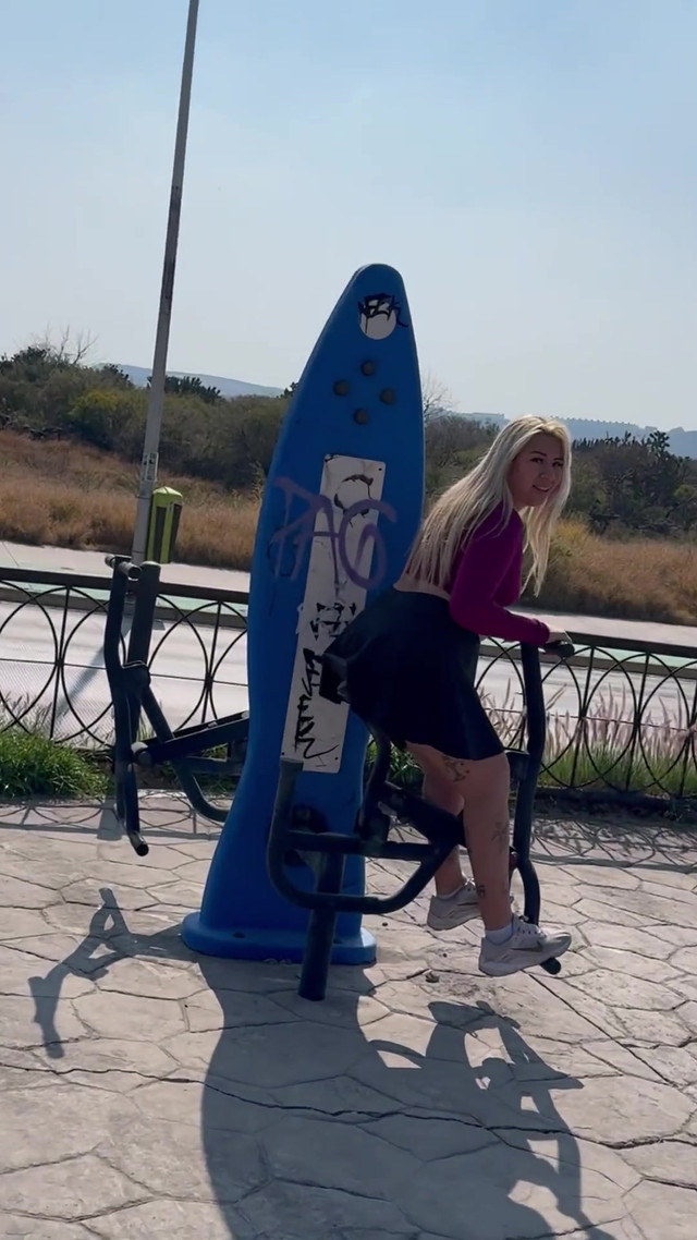 SHE SHOWS HER TITS IN PUBLIC AND SUCKS IT IN THE AIR