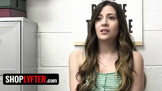 Hırsızlık yapan genç Sia Lust ve Natalie Brooks'un arka odada sorgulaması
