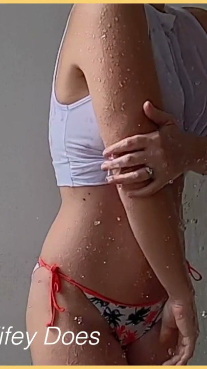 Evli kadın vücudunu ve mükemmel harika sütyensiz orta yaşlı seksi kadın göğüslerini ıslatıyor ve teşhir ediyor | Klip 1