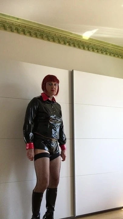 Dik tranny içinde pvc hotpants do öz şaplak kadar boşalmak