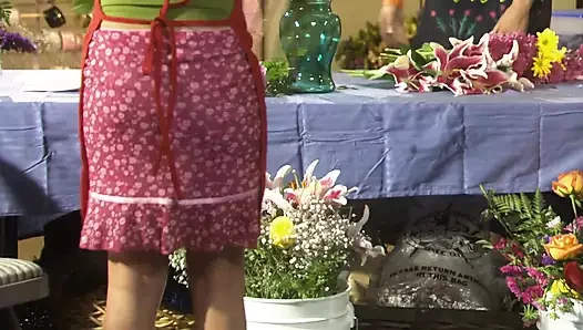 Sevecen sarışın zevkler açık havada havuz başında sikiliyor