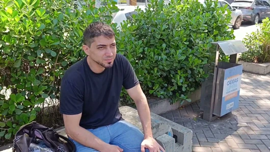 Üvey oğlunun meydanda araba yolculuğuna çıkmasını bekliyordu.