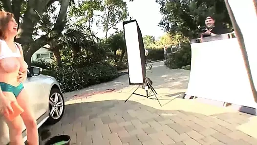 Tessa Fowler seksi araba yıkama