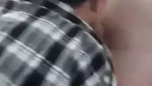 Kız izliyor crossdressing korkak yabancının büyük beyaz horoz emmek