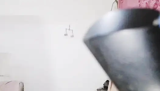 Gerçek hizmetçi sutyensiz beni baştan çıkarıyor ve ağzına sokuyor