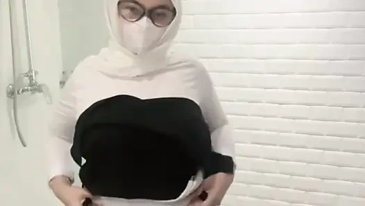 Stepsister caught showing off her big body and breasts