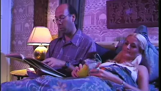 Yaşlı adam sert yarağını sarışın erkek delisi tarafından yutuyor