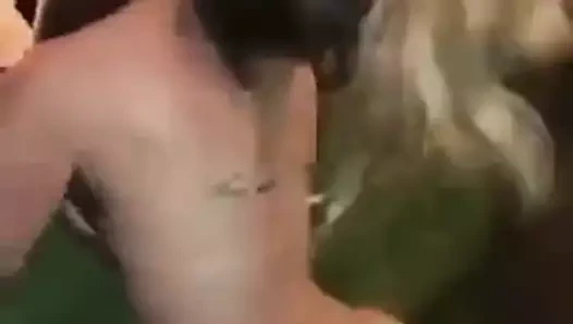 Beyaz kız gangbanged ve becerdin sert