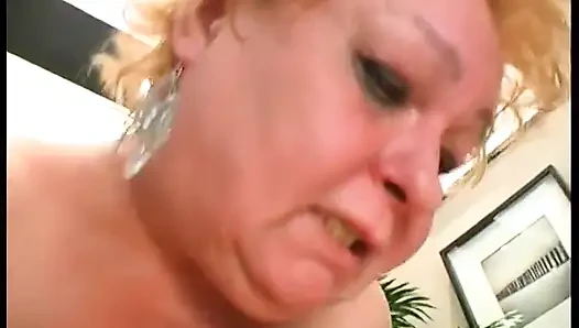 Genç adam kanepede ninenin amını sikiyor