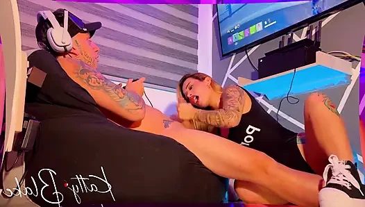 Pembe vajinalı bir kız, video oyunu oynarken küçük ağzına kocaman bir penis koyup emiyor