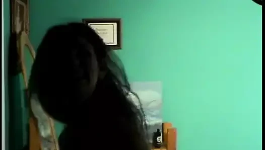 Takma yaraklı kızlar erkeklerin götlerini sert sikiyor