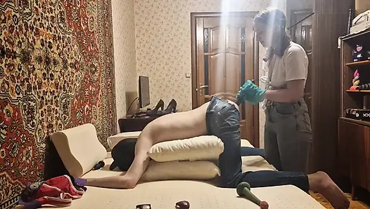 Rus güzel kız uzun büyük anal dildo ile bir köleyi sikiyor