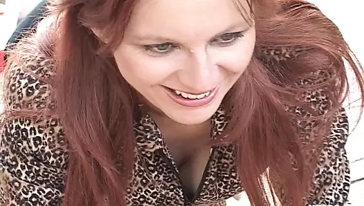 Kızıl saçlı genç kız alışverişe gitmeden önce erkeğine sıkı deliklerini pompalatıyor