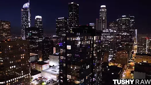 Tushyraw – seksi esmer kıçını senin için ağzı açık tutmayı seviyor