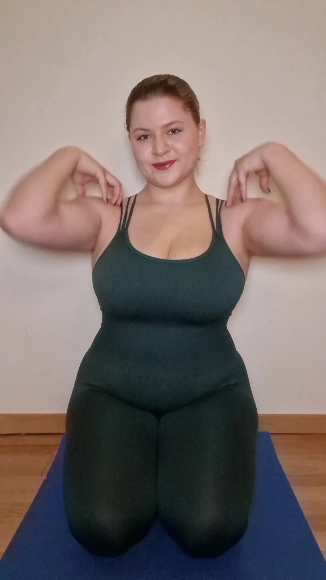 स्पॉट क्लासेस - पूरा वीडियो चूत में डिल्डो के साथ रोलप्ले कर रहा है