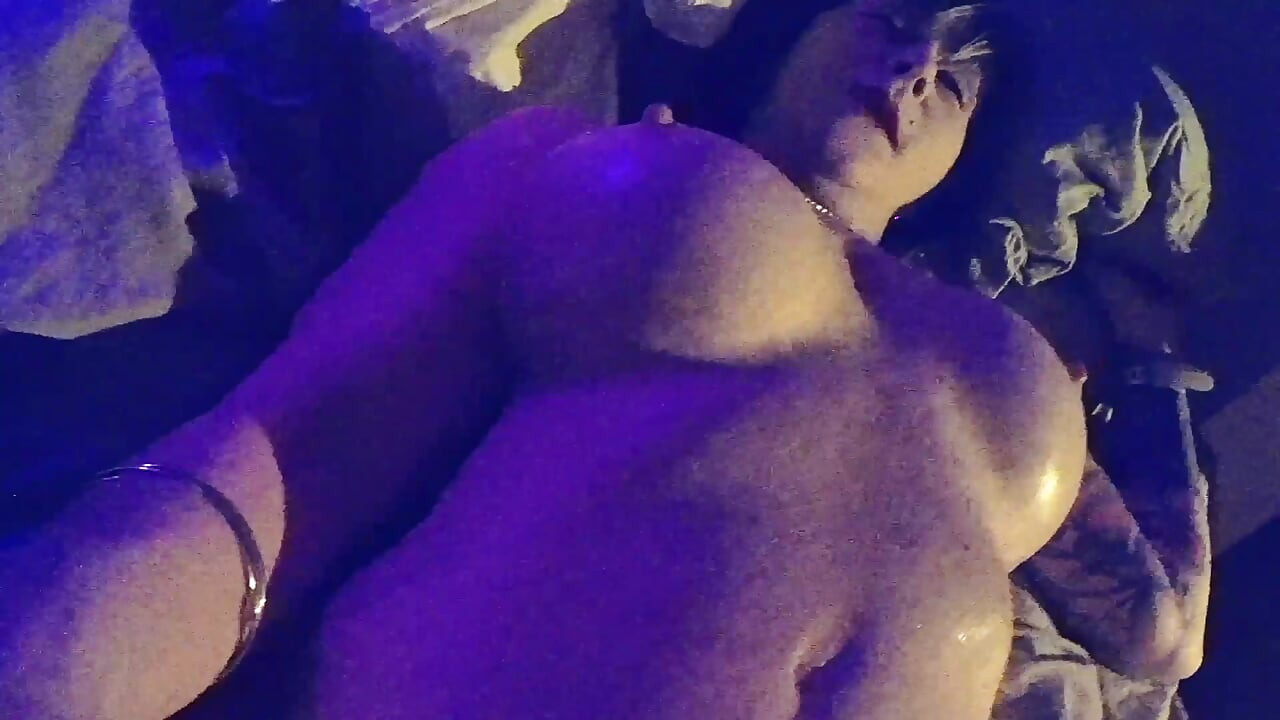 Seksi süper ateşli olgun nine bağlı, azdırıyor, yalıyor ve her yere fışkırtana kadar sikiliyor.