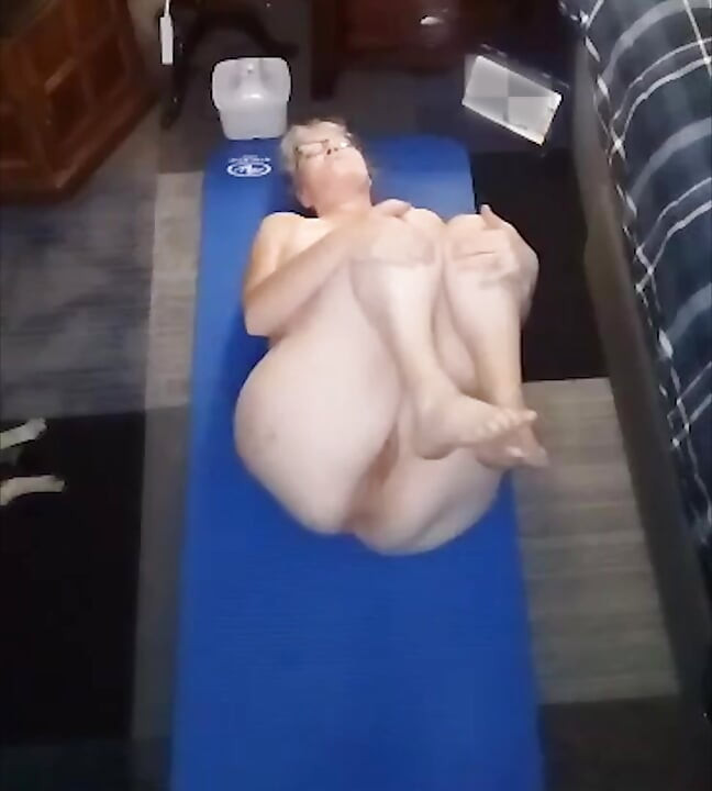 Güzel ateşli hatun senin için çıplak yoga yapıyor!