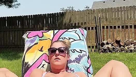 Ateşli evli kadın Lexi Love komşusu dışarıdayken bahçede mastürbasyon yapıyor!