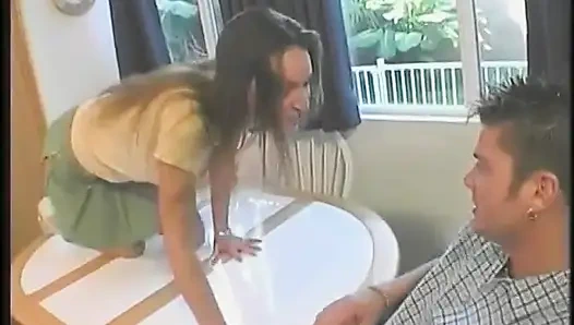 Azgın orta yaşlı seksi kadın mutfak masasında büyük bir yarak emiyor