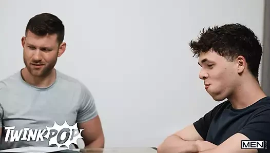 Sonunda yalnız kalıyorlar ve Daniel suyunu Caden'ın ve Troye Dean'in yüzüne döküyor - twinkpop